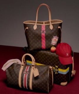 上：バッグ〈ネヴァーフルMMモン・モノグラム〉［H28×W31×D14cm］￥321,200、下：バッグ〈ホライゾン55 モン・モノグラム〉［H55×W38× D21cm］￥550,000、手前：バッグ〈キーポル・バンドリエール45 モン・モノグラム〉 ［H27 ×W45 ×D20cm］￥453,200（全てルイ・ヴィトン／ルイ・ヴィトン クライアントサービス）