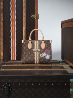 バッグ〈オンザゴーPMモン・モノグラム〉［H25×W19×D11.5cm］￥457,600（ルイ・ヴィトン／ルイ・ヴィトン クライアントサービス）