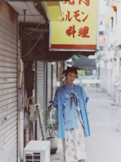 【竹下玲奈さん特集】シャツにシャツを重ね、花柄にストライプを重ねる。これ私服で、セルフスタイリングですからね。どうかしてますよ。胸元のそのバンダナは、いったいどうやってつけたの？
