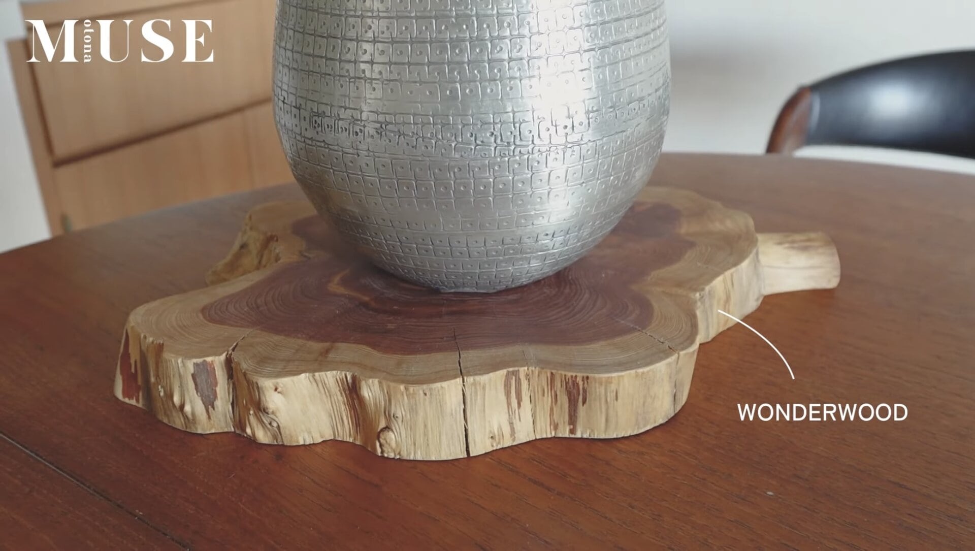 WONDERWOODの台座は、個性のある木目からお気に入りをセレクト。