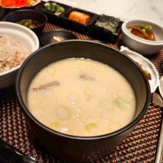 牛骨や牛肉を煮込んで作るソルロンタンは朝から濃厚。器の底が見えないほど濃厚なお味です。塩などを足していただきます。