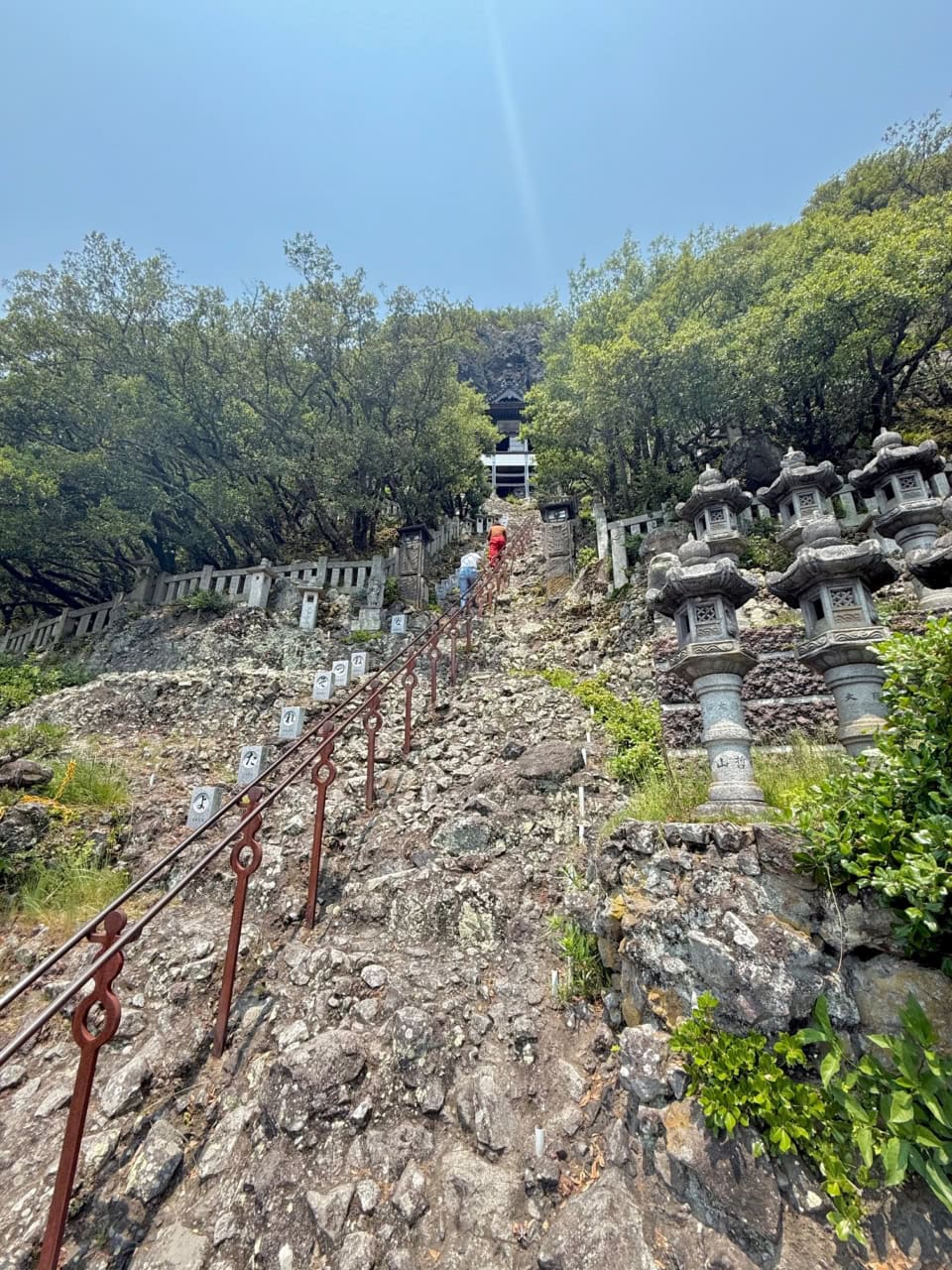 小豆島八十八ヶ所霊場第72番札所「奥の院 笠ケ滝」の本殿に向かうまでの道