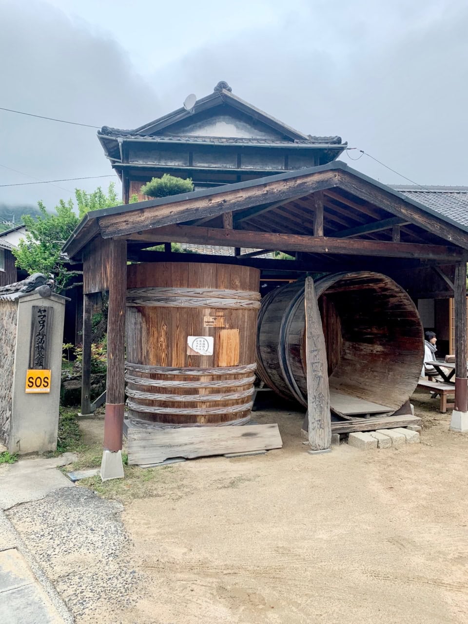 日本最大の木桶の集積地である小豆島で、およそ150年前から続く「ヤマロク醤油」外観