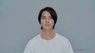 CM「乱れ髪がストレートに変身！ 『ビフォーアフター』」のひとコマ。