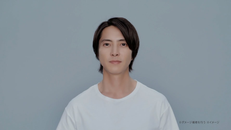 CM「乱れ髪がストレートに変身！ 『ビフォーアフター』」のひとコマ。