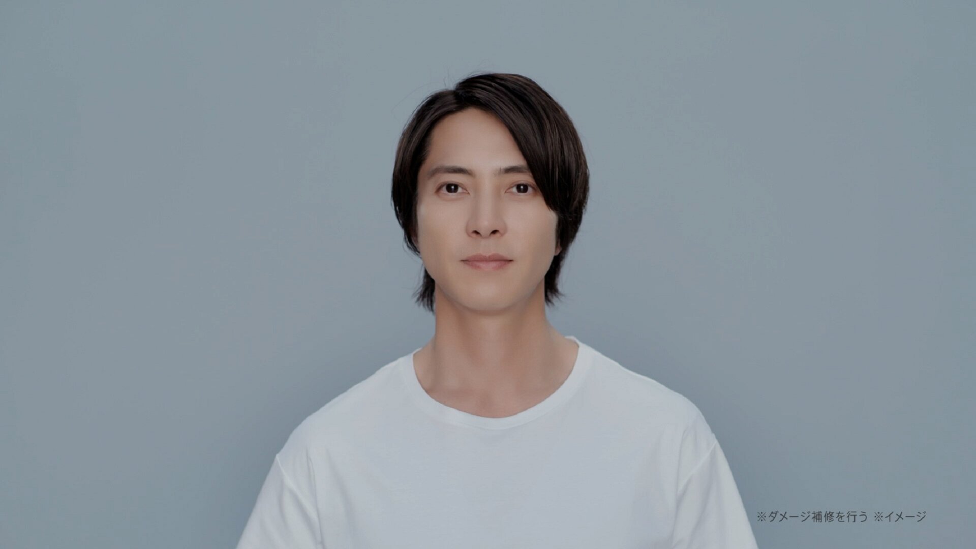CM「乱れ髪がストレートに変身！ 『ビフォーアフター』」のひとコマ。