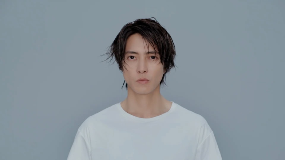 CM「乱れ髪がストレートに変身！ 『ビフォーアフター』」のひとコマ。