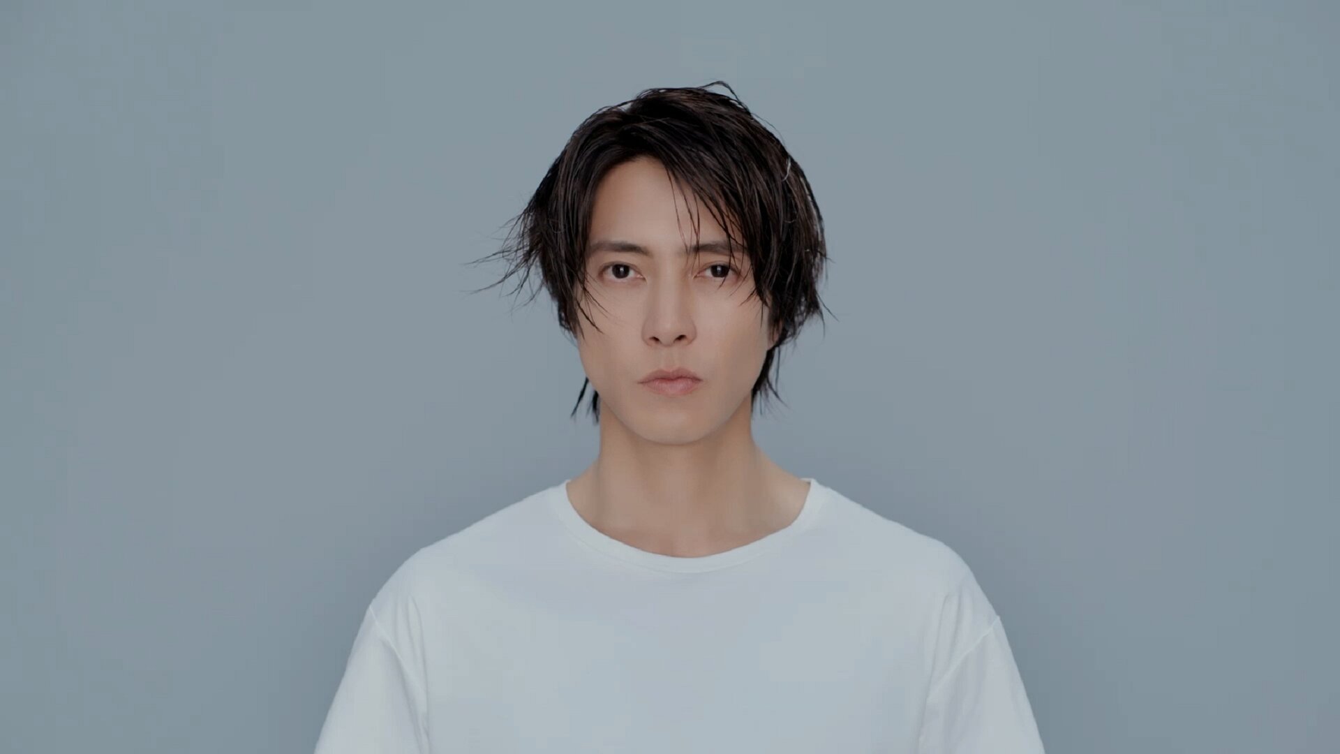 CM「乱れ髪がストレートに変身！ 『ビフォーアフター』」のひとコマ。