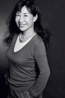 美容ジャーナリスト 近藤須雅子さん トップオブ美容ジャーナリストとして、3 0 年にわたり美容情報の最前線をゆくスペシャリスト。豊富かつ深い知識に裏打ちされた鋭い切り口にファン多数。数多くの媒体で活躍中。