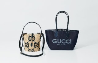 右から：バッグ〈GUCCI TOTISSIMA〉［H19×W22×D18㎝］¥297,000※リバーシブル、ミニバッグ［H19×W22×D18㎝］¥275,000（共にグッチ／グッチ クライアントサービス）