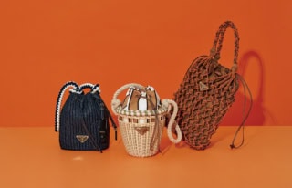右から：バッグ［H30×W25㎝］¥319,000、バッグ［H17×φ7㎝］¥346,500、バッグ［H19.5×W15.5×D10㎝］¥346,500※全て予定価格（全てプラダ／プラダ クライアントサービス）