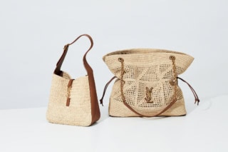 右から：バッグ〈JAMIE SHOPPING〉［H35×W35×D10㎝］¥632,500、バッグ〈LE 5 À 7 SUPPLE SMALL〉［H22×W22×D9㎝］¥319,000（共にサンローラン バイ アンソニー・ヴァカレロ／サンローラン クライアントサービス）
