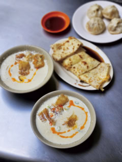 ひと口食べ進めるたびに美味しさにハマる「鹹豆漿」 30元。中華クレープ「蛋餅」 25元もセットでぜひ。