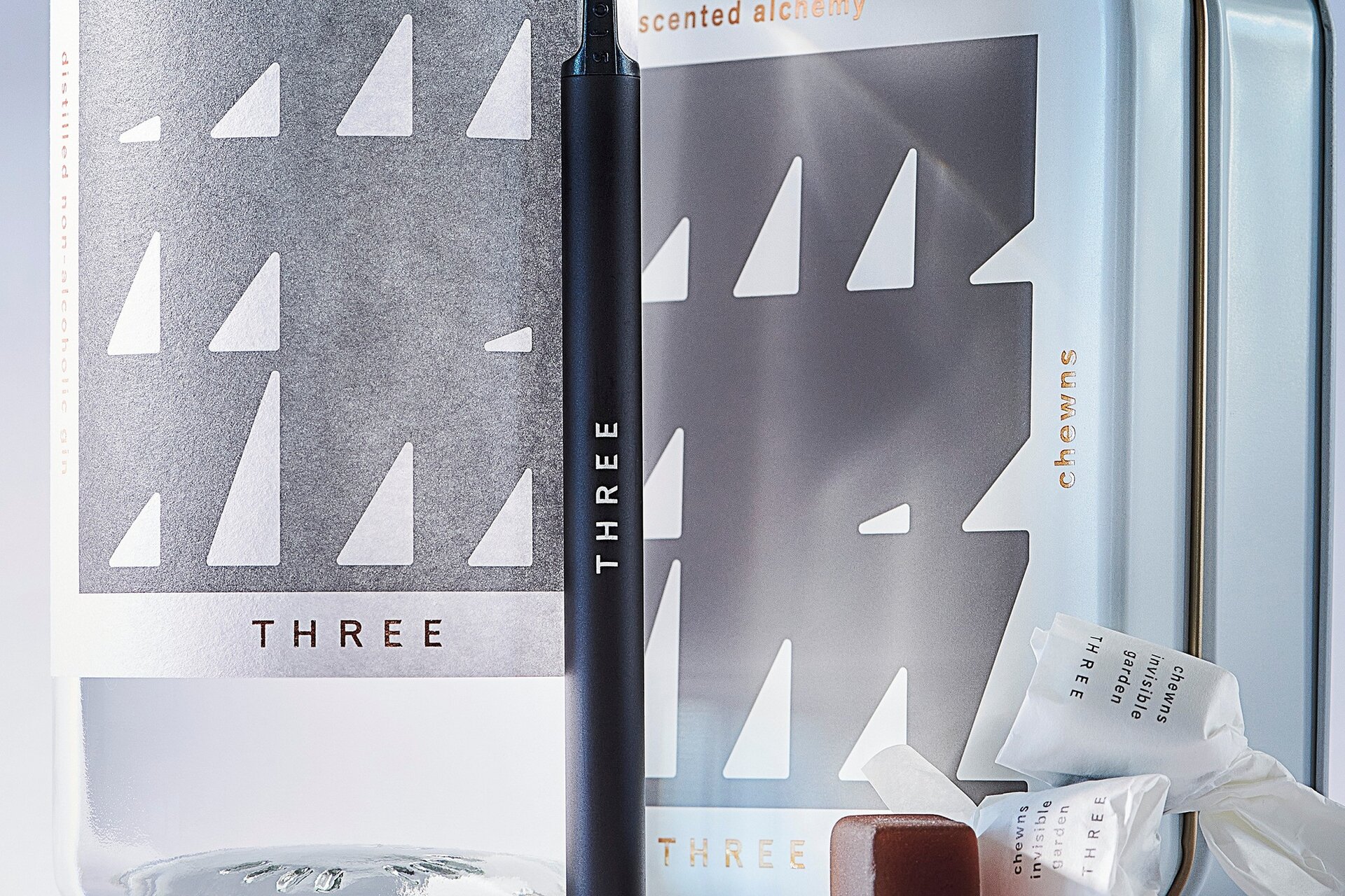 スリーが提案する【新感覚の香りのたしなみ！】飲んで、食べて、吸う