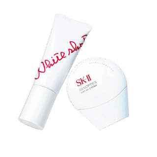 右から：ジェノプティクス エアリー UVクリームSPF50+･PA++++ 30g ￥9,900〈編集部調べ〉（SK-II ）、ホワイトショット セラムUV SPF50+･PA++++ 45g [医薬部外品] ￥7,150（ポーラ）