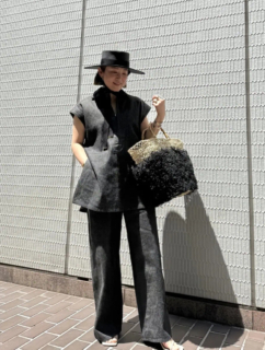 パンツ￥39,600、シャツ￥37,400（共にカオス）、ハット￥71,500（エントワフェイン）、バッグ￥27,500（ケッシュ×カオス）、サンダル￥35,200（トニービアンコ／全てカオス表参道）、その他は全て本人私物