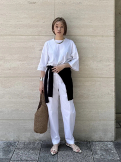 Tシャツ￥12,100、ニット￥17,600（共にプラージュ）、パンツ￥69,300（ロヘ／全てプラージュ六本木店）、ヴィンテージのチョーカー、ティファニーのバングル、アエタのバッグ、ジル サンダーのサンダルは全て本人私物