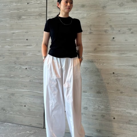 【40代スナップ】メッシュサンダルがポイント！ 夏でも涼やかなモノトーンコーデ｜網代佳奈さん