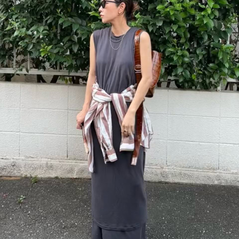 【40代スナップ】カジュアルワンピは「クリアサンダル」でモードにドレスアップ｜篠﨑安希子さん
