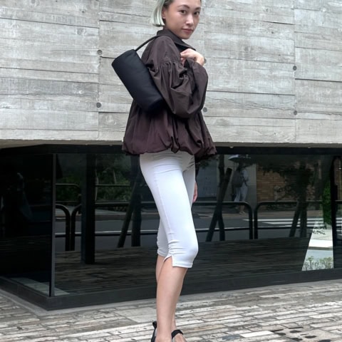【40代スナップ】流行りのレギンスとベストバランス！ 「クロックス」の限定モデル｜吉田智恵さん