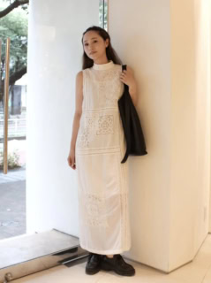 ワンピース¥28,600、バック¥37,400（共にヘラ）、シューズ¥34,000（セザンヌ）、その他は本人私物