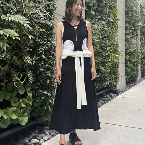 【40代スナップ】カーディガンがドッキング！ 「2WAYワンピ」がこの夏大活躍の予感｜等麻理子さん