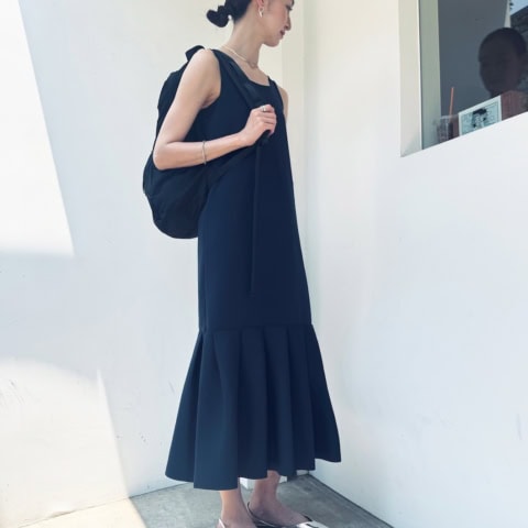 【40代スナップ】シルエット美な「上品ワンピ」はバックパックでヌケ感をプラス｜大西瑠衣子さん