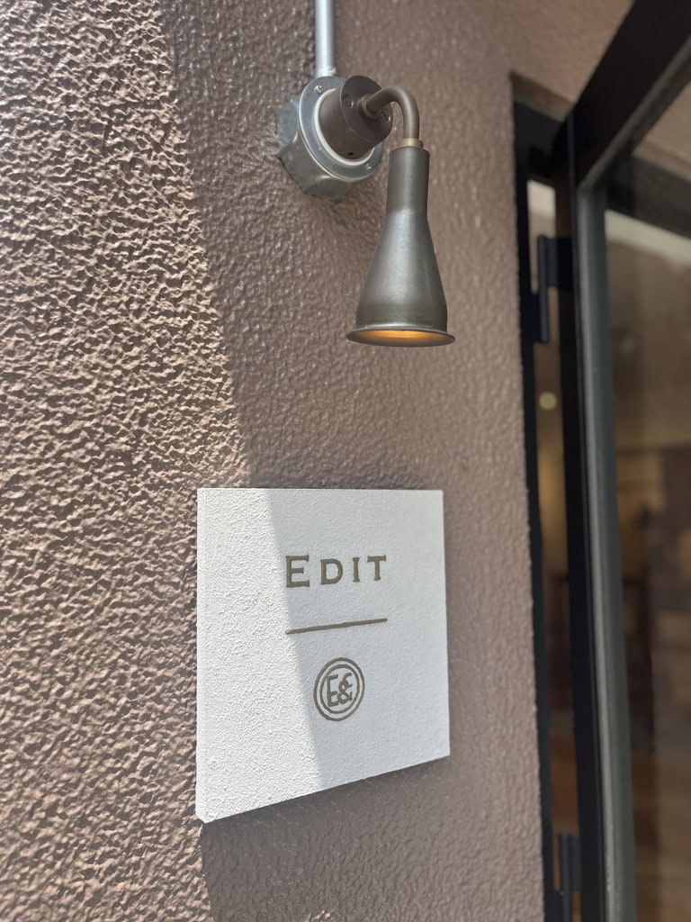 ショップの入り口に設置された看板も洒落ています！