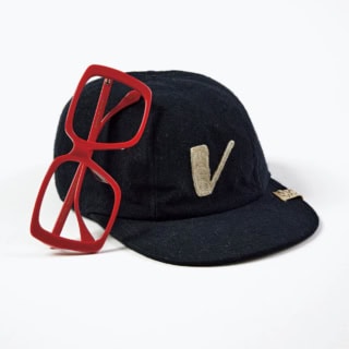 大人にも似合うvisvimのキャップは、表情のある素材感がお気に入り。GUCCIのサングラスはフレームが可愛いのでレンズを抜いて、これから老眼鏡にする予定。