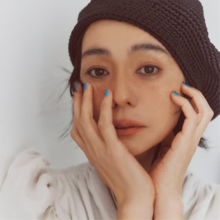 MAISON FLOREのトップス、ENTWURFEINのキャスケット／共に本人私物