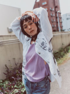 cross used garakutaのジャケット、Petioleのキャミソール、Levi’s®のデニムパンツ、MAIDENSのチョーカー、HARPOのアクセサリー／全て本人私物