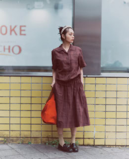 MAIDENSのシャツ＆スカート、NIRMATEの靴下、Journal standard luxeの赤バッグ、NKNITのビーズバッグ、LOEWEのヘッドアクセ、SANDERSのシューズ／全て本人私物