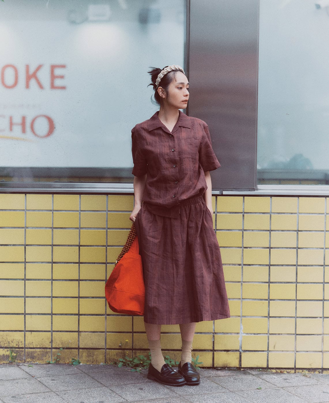 MAIDENSのシャツ＆スカート、NIRMATEの靴下、Journal standard luxeの赤バッグ、NKNITのビーズバッグ、LOEWEのヘッドアクセ、SANDERSのシューズ／全て本人私物