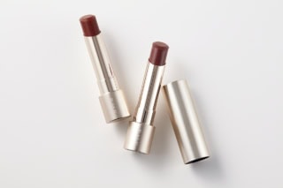 左から：RMK ベルベットシーン リップカラー EX-01 ウォルナット ワンダー、同 EX-02 ウェストフル ネスト 各¥4,400※セット価格（共にRMK Division・数量限定発売）