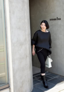 パンツ¥124,300（ジャックムス）、バッグ¥312,400（アライア／共にアデライデ）、GIA STUDIOSのトップス、ALAÏAのベルト、PRADAのショートブーツは本人私物