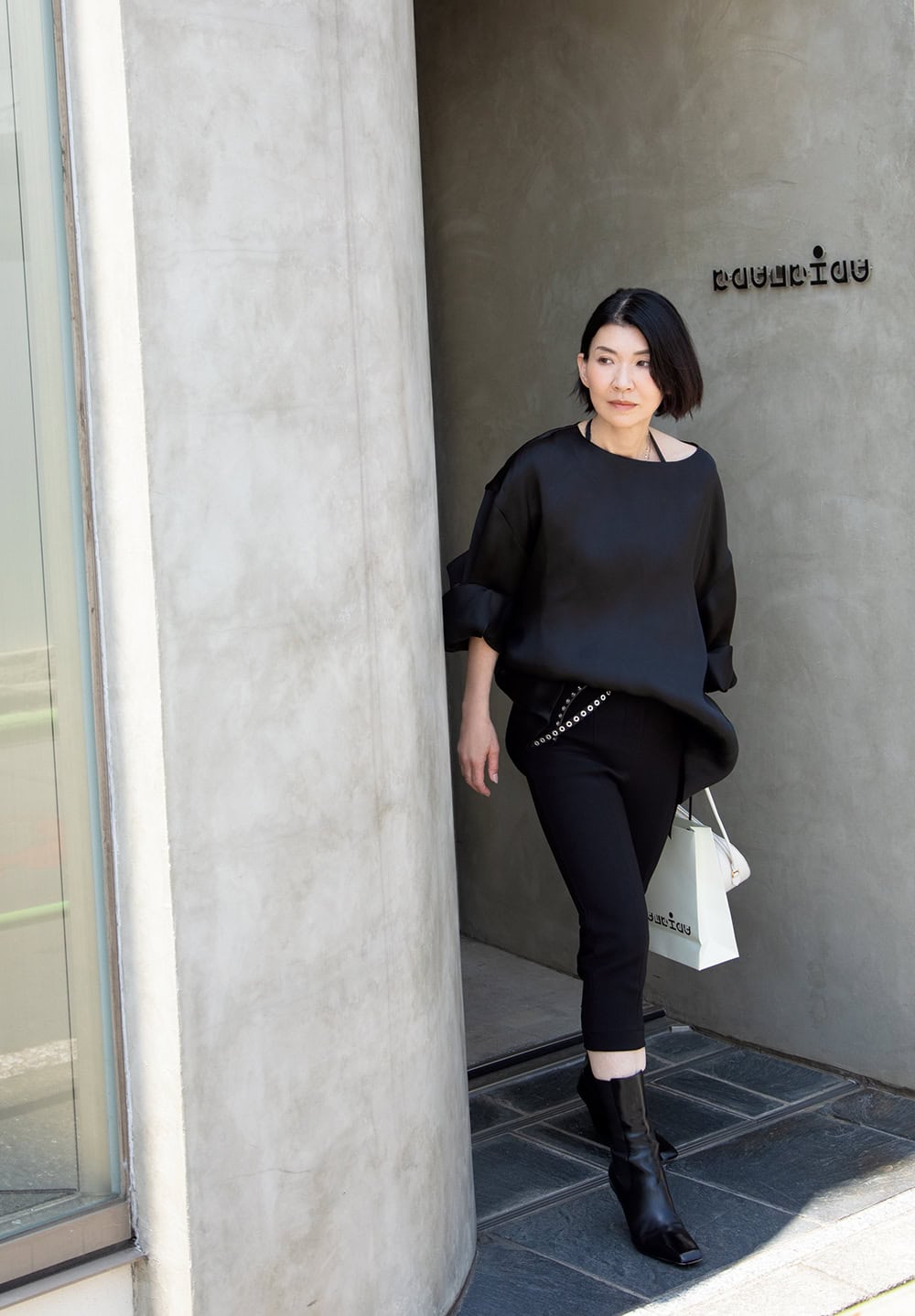 パンツ¥124,300（ジャックムス）、バッグ¥312,400（アライア／共にアデライデ）、GIA STUDIOSのトップス、ALAÏAのベルト、PRADAのショートブーツは本人私物