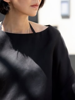 パンツ¥124,300（ジャックムス）、バッグ¥312,400（アライア／共にアデライデ）、GIA STUDIOSのトップス、ALAÏAのベルト、PRADAのショートブーツは本人私物