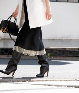 ネックレス￥159,500（ソフィー ブハイ／エスケーパーズ アナザーワールド）、中に着たstyling/のレースキャミドレス、Maison Margielaのジレとスカート、OLIVER PEOPLESのサングラス、LOEWEのバッグ、MANOLO BLAHNIKのブーツは本人私物