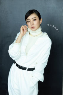 ネックレス〈アンビバレント〉［YG×あこや真珠］¥3,850,000（TASAKI）、シャツ¥268,400、ニット¥302,500、パンツ¥215,600、ベルト¥100,100 ※参考色（全てザ・ロウ／ザ・ロウ・ジャパン）