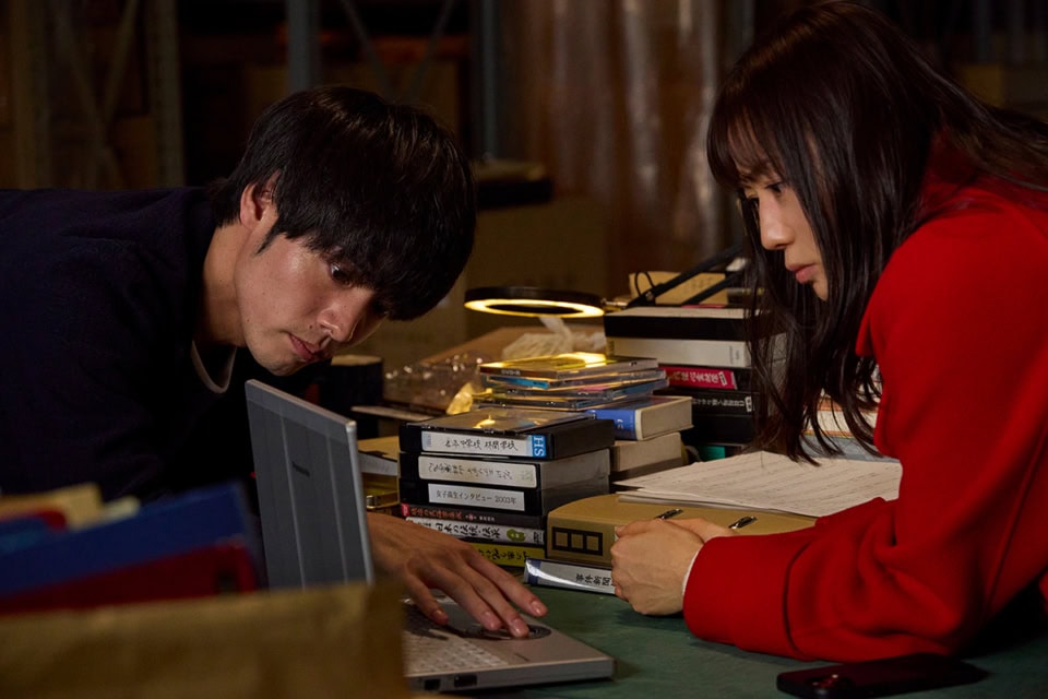 映画『近畿地方のある場所について』菅野美穂＆赤楚衛二　©2025「近畿地方のある場所について」製作委員会