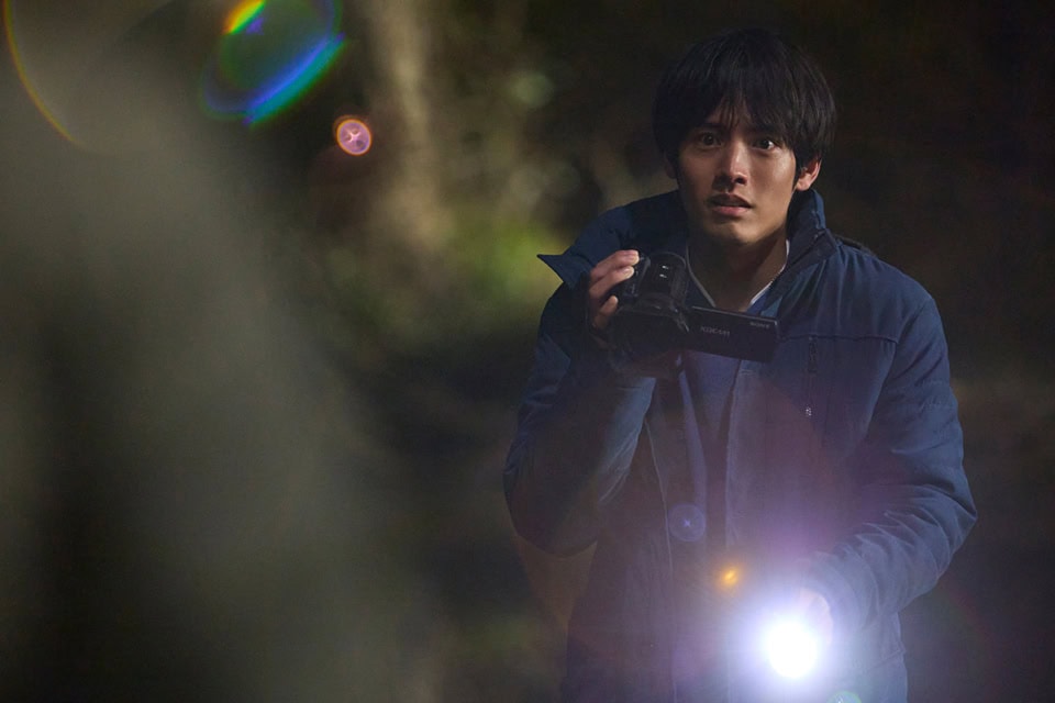 映画『近畿地方のある場所について』赤楚衛二01　©2025「近畿地方のある場所について」製作委員会
