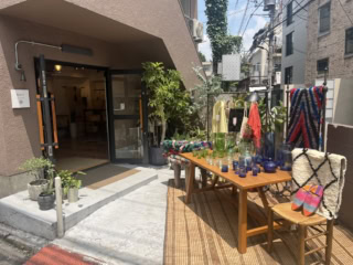 ショップの前に並べたモロッコ雑貨が目印になっています