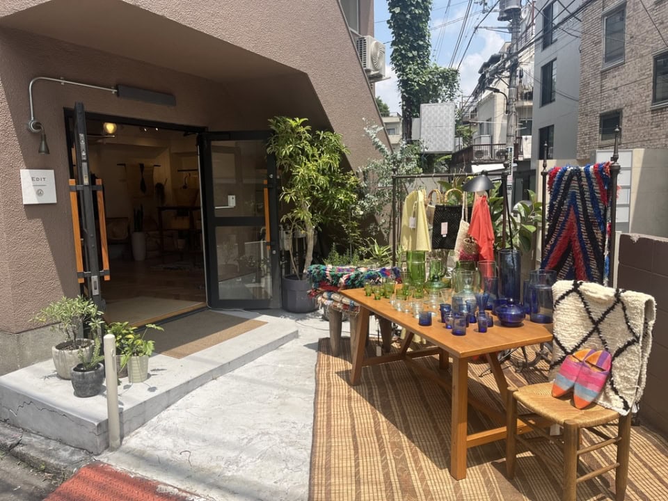 ショップの前に並べたモロッコ雑貨が目印になっています