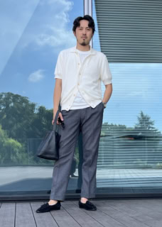 フィリッポ・デ・ローレンティスのニット、ヘインズのTシャツ、ジーティーアーのパンツ、ハミルトンの腕時計、ポルペッタのバッグ、ボードイン アンド ランジのシューズは小林さんの私物