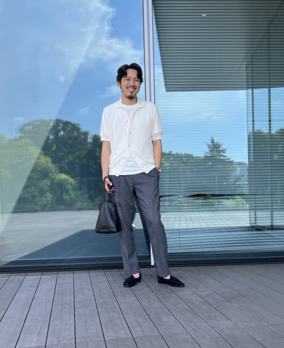 上品で涼しげ。透け感ニットを効かせた小林順平さんの夏のモノトーンコーデが洒落てる【メンズ服に学ぶ】