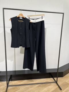 ベスト￥57,200、パンツ￥57,200（共にバウム・ウンド・ヘルガーテン／S & T）