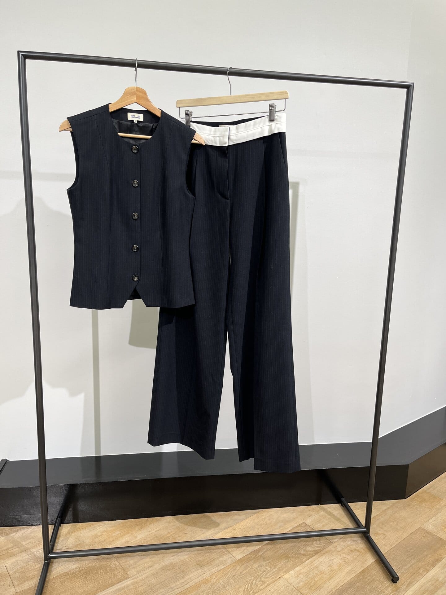 ベスト￥57,200、パンツ￥57,200（共にバウム・ウンド・ヘルガーテン／S & T）