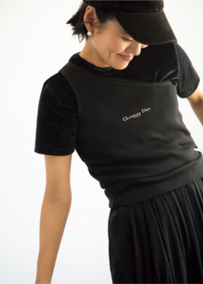 DIORのワンショルトップス、MIESROHEのベロアTシャツ、LOEWEのパンツ、Ron Hermanのキャップ、COUDREのピアスとバッグ、THE ROWのフラットシューズ／全て本人私物
