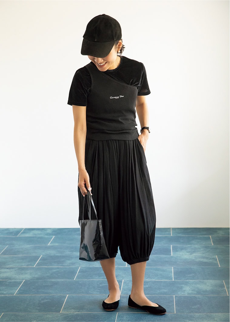 DIORのワンショルトップス、MIESROHEのベロアTシャツ、LOEWEのパンツ、Ron Hermanのキャップ、COUDREのピアスとバッグ、THE ROWのフラットシューズ／全て本人私物