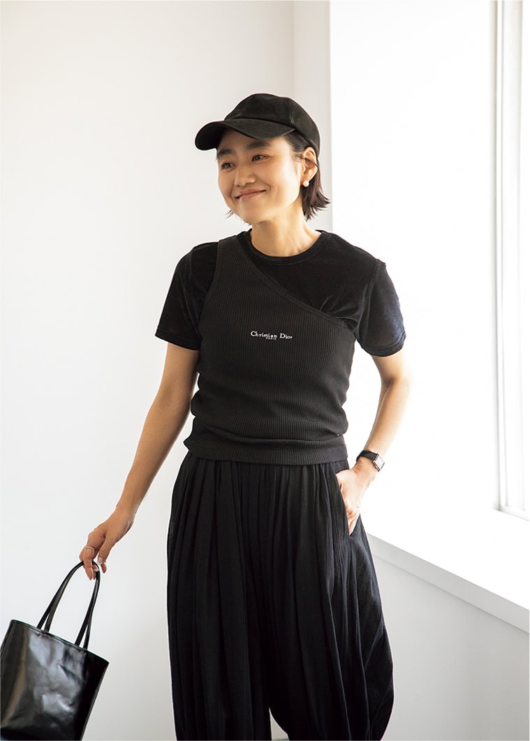 DIORのワンショルトップス、MIESROHEのベロアTシャツ、LOEWEのパンツ、Ron Hermanのキャップ、COUDREのピアスとバッグ、THE ROWのフラットシューズ／全て本人私物